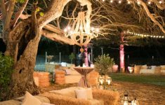 Barn Wedding Decoration Ideas Hay Bales Sofa Ideas For Rustic Outdoor Country And Barn Weddings barn wedding decoration ideas|guidedecor.com