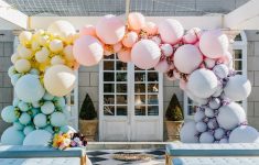 How to Cheer Up Your Reception Venue with Wedding Balloon Decor Creative Ways To Use Balloons In Your Wedding Decor Bridestory Blog