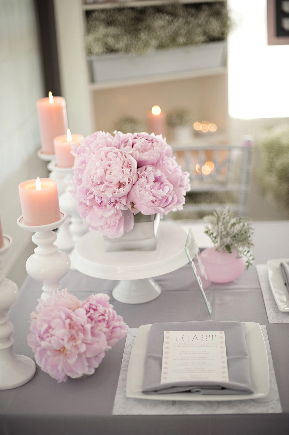Бело розовые тона. Украшение стола пионами. Украшение стола в светлых тонах. Декор "цветок". Цветы в пастельных тонах.